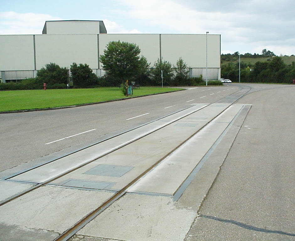Static scale for trucks and rail vehicles